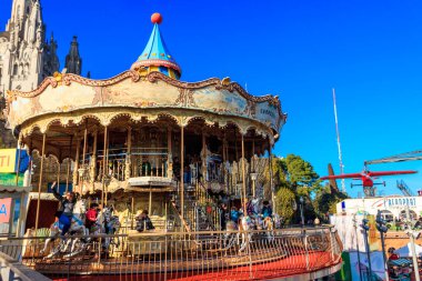 Barselona, İspanya - 18 Aralık 2022: Barcelona, İspanya 'daki Tibidabo Lunaparkı' nda antika atlıkarınca