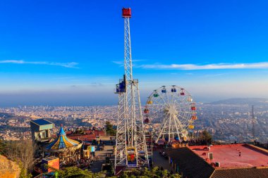 Barselona, İspanya - 18 Aralık 2022: Katalonya, İspanya 'da Barselona üzerinde panoramik manzaralı Tibidabo Dağı' ndaki lunapark