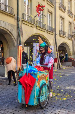 Bern, İsviçre - 25 Şubat 2023: İsviçre, Bern 'deki karnaval sırasında canavar dondurmacı kılığındaki tanımlanamayan adam
