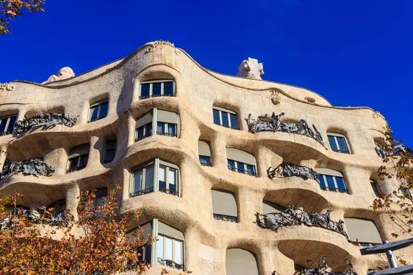 Barcelona, İspanya - 15 Aralık 2022: İspanya 'nın Barselona kentinde Antoni Gaudi' nin Casa Mila (La Pedrera) adlı eseri.