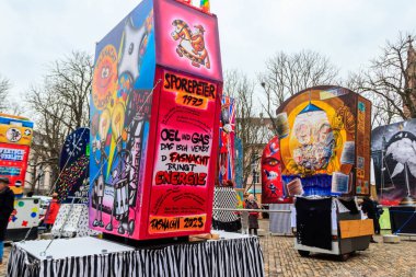 Basel, İsviçre - 28 Şubat 2023: İsviçre 'nin Basel kentindeki geleneksel karnaval sırasında karnaval feneri sergisi ile birlikte katedral meydanı