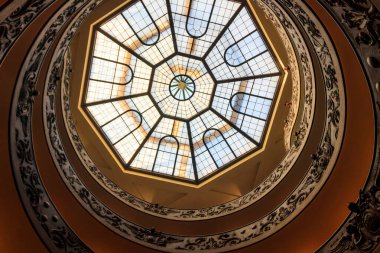 Vatikan - 1 Mart 2023: Vatikan Müzelerindeki Bramante Merdiveni