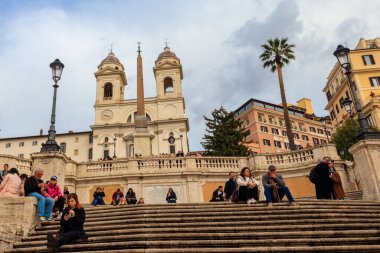 Roma, İtalya - 3 Mart 2023: İspanya 'nın Roma, İtalya' daki Meydanı 'ndaki İspanyol Merdivenlerinde Turistler