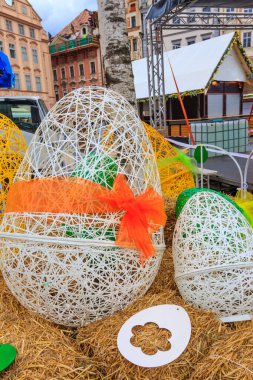 Çek Cumhuriyeti Prag 'daki eski kasaba meydanında Paskalya süslemesi