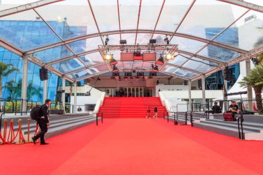 Cannes, Fransa - 17 Mayıs 2023: Fransa 'nın Cannes şehrinde düzenlenen 76. Uluslararası Film Festivali sırasında Palais des Festival Sarayı' ndaki kırmızı halı merdiveni (Festivaller ve Cannes Kongresi)