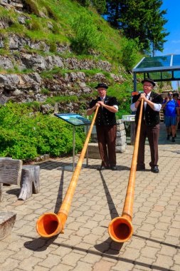 Schynige Platte, İsviçre - 18 Temmuz 2023: Schynige Platte, İsviçre 'de geleneksel İsviçreli alphorn çalgıcıları