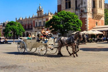 Krakow, Polonya - 26 Eylül 2023: Polonya 'nın Eski Krakow kentinde turist taşıyan geleneksel at arabaları