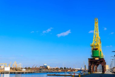 Polonya 'nın Szczecin kentindeki eski vinçler