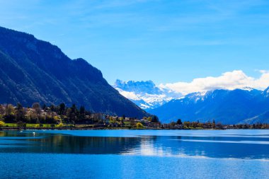 İsviçre 'nin Montreux kentindeki Alpler ve Cenevre Gölü manzarası