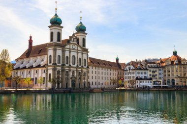 İsviçre, Lucerne 'deki Cizvit Kilisesi ve Reuss Nehri manzarası
