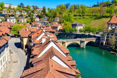 Aare nehri ve İsviçre 'nin eski Bern kasabası manzarası