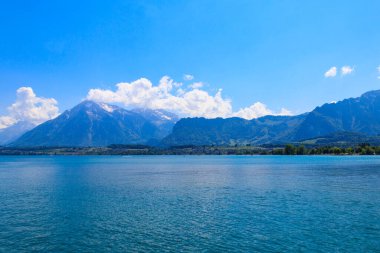 Annecy Gölü 'nün manzarası Fransa' nın Annecy kentindeki güzel dağlarla çevrilidir.
