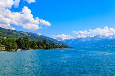 Annecy Gölü 'nün manzarası Fransa' nın Annecy kentindeki güzel dağlarla çevrilidir.