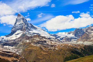 Güneşli bir günde, karlı Matterhorn Dağı 'nın zirvesi İsviçre' de mavi gökyüzü manzaralı. Karla kaplı İsviçre Alpleri 'nin güzel arka planı. Meşhur seyahat yeri