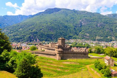 İsviçre Bellinzona 'daki Montebello Kalesi. UNESCO Dünya Mirası Alanı