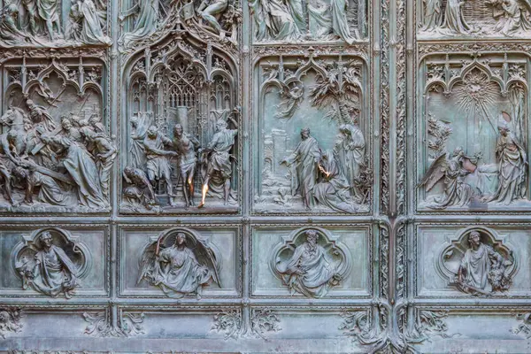 İtalya 'daki Milan katedralinin bronz kapısının ayrıntıları
