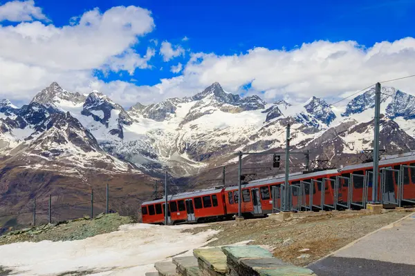 มมองท สวยงามของเท อกเขาแอลป บรถไฟ Cogwheel ของรถไฟ Gornergrat ใกล Zermatt ตเซอร รูปภาพสต็อก