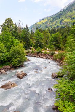 İsviçre 'deki Kander Nehri manzarası