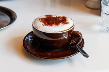 Masada bir fincan kapuçino.