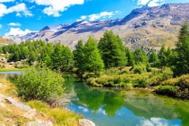 Grindji Gölü (Grindjisee) ve İsviçre Alpleri 'nin Zermatt, İsviçre' deki Beş Göl Yolu 'ndaki manzarası