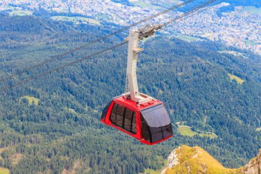 İsviçre, Lucerne Kantonu 'ndaki Pilatus Dağı' nın tepesine giden teleferik.