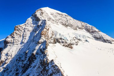 İsviçre 'nin Bernese Oberland bölgesindeki Bernese Alpleri' nin Eiger Dağı manzarası. Jungfrau bölgesi