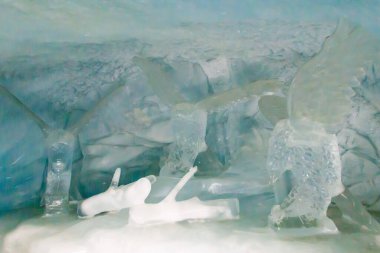 İsviçre 'deki Jungfraujoch İstasyonu' ndaki Buz Sarayı 'nda buzdan heykeller.