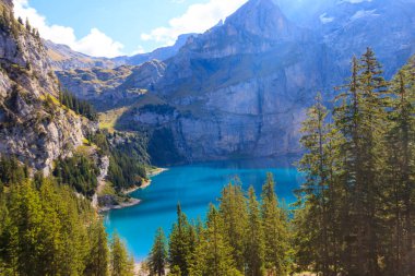 İsviçre 'nin Bernese Oberland kenti Kandersteg yakınlarındaki Oeschinen Gölü (Oeschinensee) ve İsviçre Alpleri manzarası
