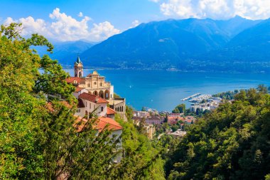 Madonna del Sasso Manastırı ve İsviçre 'nin Locarno şehrinde Maggiore Gölü manzarası