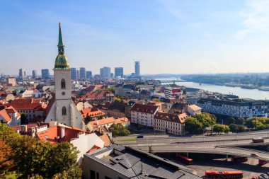 Ünlü St. Martin Katedrali 'ne ve Bratislava, Slovakya' daki eski kasabaya bakın.
