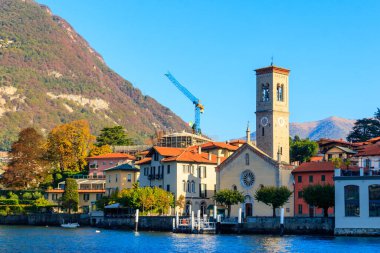 İtalya 'daki Como Gölü' ndeki Torno kasabasının panoramik manzarası