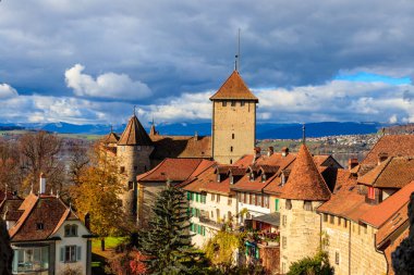 İsviçre 'nin sonbaharda eski Murten kentinin hava manzarası