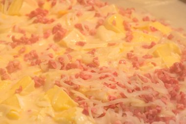 Tartiflette pişirmek, büyük bir kazanda geleneksel bir Fransız patates, domuz pastırması ve peynir tabağı.