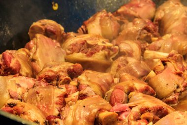 Büyük kazanda domuz budu pişirme (geleneksel Alman yemeği)