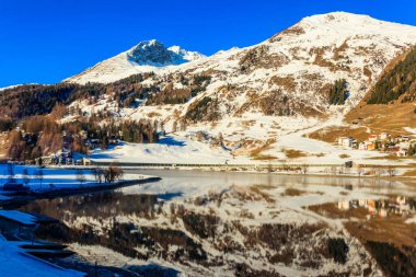 Graubunden kantonundaki Davos Gölü manzarası, İsviçre