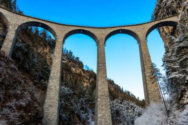 Landwasser Viaduct, Rhaetian demiryolu, Graubunden, kışın İsviçre