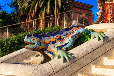 Gaudi 'nin renkli mozaik ejderha semenderi Park Guell, Barcelona, İspanya