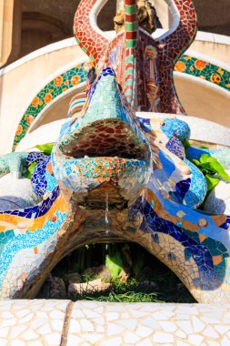 Gaudi 'nin renkli mozaik ejderha semenderi Park Guell, Barcelona, İspanya