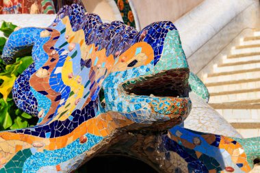 Gaudi 'nin renkli mozaik ejderha semenderi Park Guell, Barcelona, İspanya
