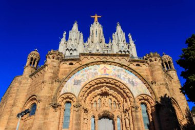 Barselona, Katalonya, İspanya 'daki Tibidabo Dağı zirvesinde İsa' nın Kutsal Kalbi 'nin Expiatory Kilisesi