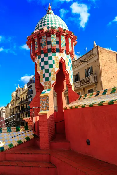 İspanya, Barcelona 'daki Casa Vicens' in çatısından ayrıntılar. Antoni Gaudi 'nin ilk başyapıtı. 1883 ve 1885 yılları arasında inşa edilmiş.
