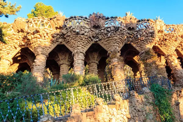 Antoni Gaudi tarafından tasarlanan sütunlar Barcelona, İspanya 'daki Guell parkında