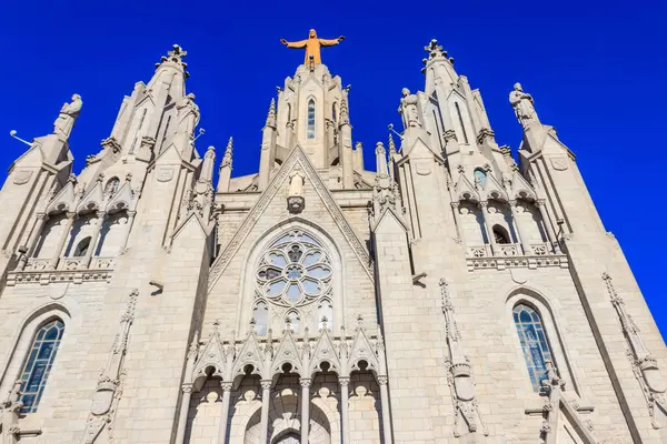 Barselona, Katalonya, İspanya 'daki Tibidabo Dağı zirvesinde İsa' nın Kutsal Kalbi 'nin Expiatory Kilisesi