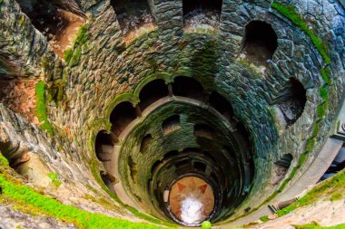 Portekiz, Sintra 'daki Quinta da Regaleira Sarayı' nın parkında Kabul Kuyusu (Ters Kule)