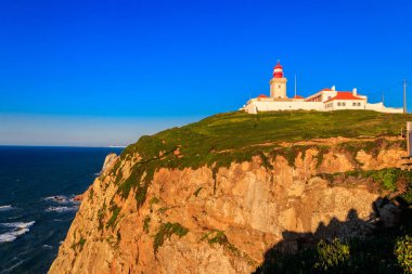 Cabo da Roca uçurumundaki deniz feneri. Cabo da Roca ya da Cape Roca, Portekiz, Avrupa kıtasının ve Avrasya 'nın en batı pelerinidir.