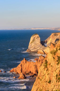 Cabo da Roca 'dan Atlantik Okyanusu manzarası. Cabo da Roca ya da Cape Roca, Portekiz, Avrupa kıtasının ve Avrasya 'nın en batı pelerinidir.