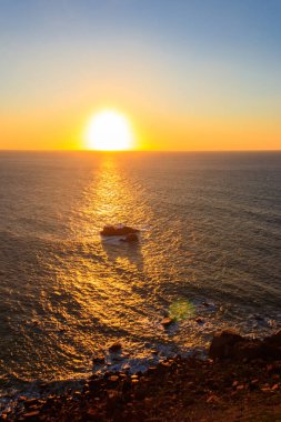 Gün batımında Cabo da Roca 'dan Atlantik Okyanusu manzarası. Cabo da Roca ya da Cape Roca, Portekiz, Avrupa kıtasının ve Avrasya 'nın en batı pelerinidir.