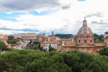 İtalya 'daki Vittorio Emanuele Vittoriano gözlem güvertesinden Colosseum ile Roma' nın tarihi merkezinin görüntüsü