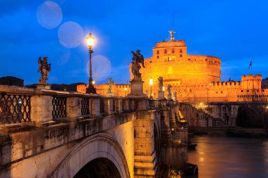 İtalya 'nın başkenti Roma' daki Castel Sant Angelo (Kutsal Melek Kalesi) olarak bilinen Hadrian mozolesinin gece manzarası
