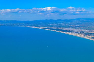 Fiumicino Körfezi 'ndeki uçan bir uçaktan ve İtalya' daki Tyrhenian denizinden görüntüler